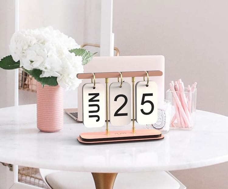 Ceramic perpetual desk calendar with flower