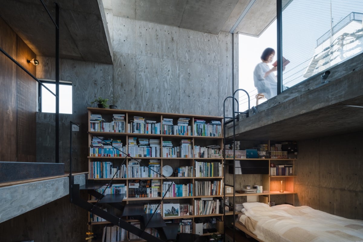 Full wall bookcase in Tokyo Apartment IGArchitects