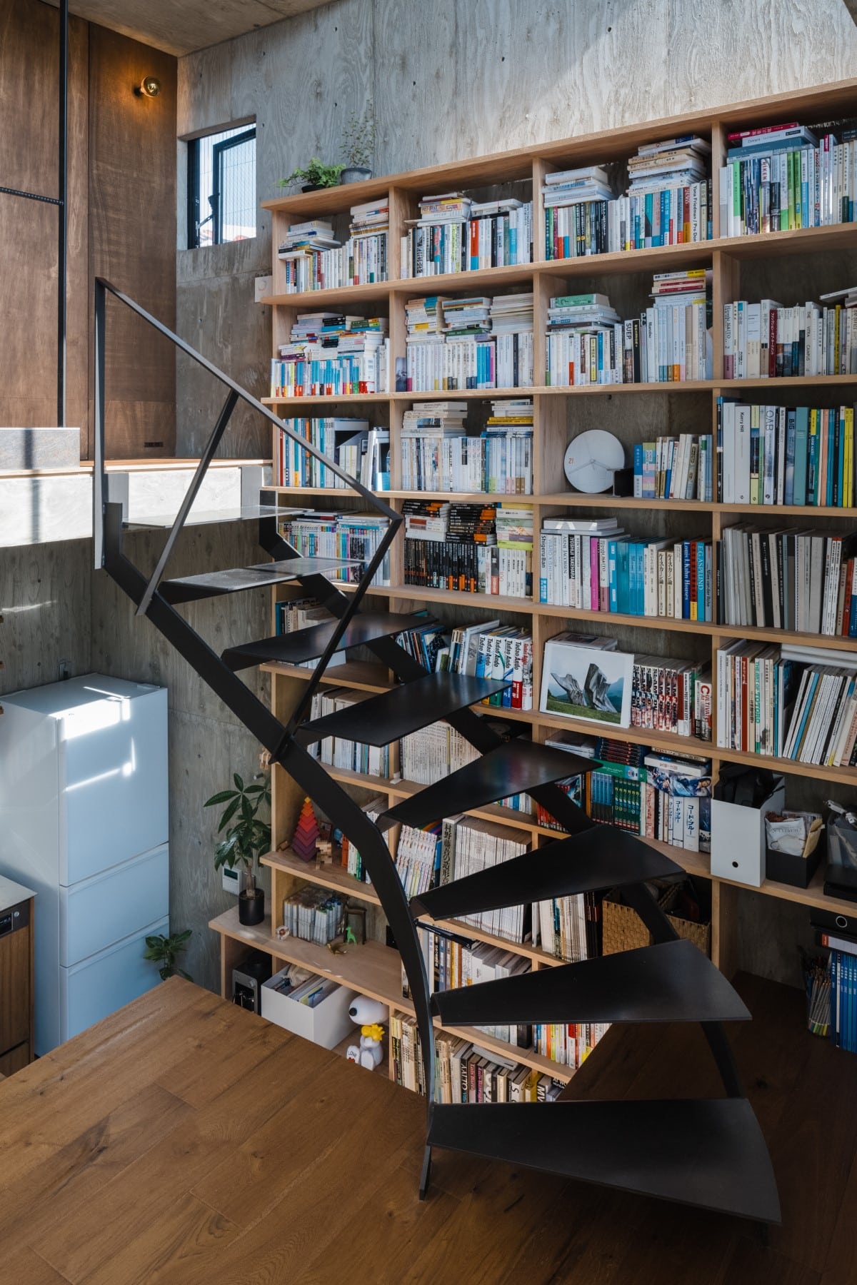 Spiral staircase in Tokyo Apartment IGArchitects