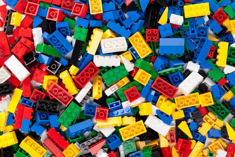 assorted plastic toy bricks