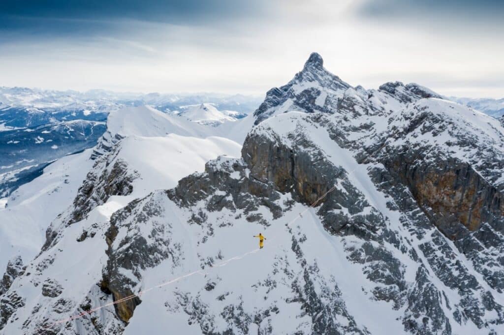 아라비스 산맥의 Pointe d'Areu에서 해발 2460m의 길이 200m, 폭 2.5cm의 하이라인을 횡단하는 줄타기 워커 Nathan Paulin