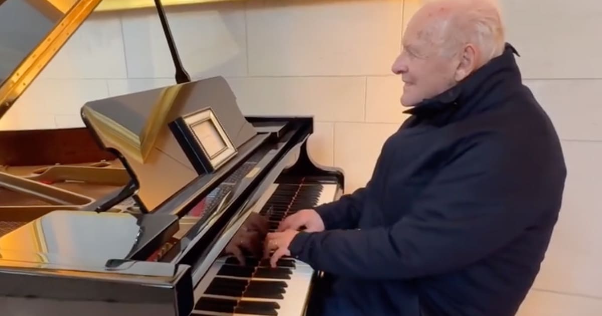 Anthony Hopkins Plays the Piano in Empty Hotel Lobby