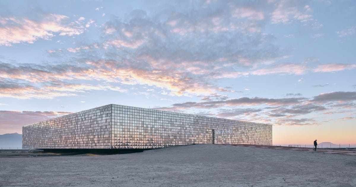 Over 7,000 Steel Panels Line Façade of Europe’s Largest Solar Power Plant in Turkish Desert