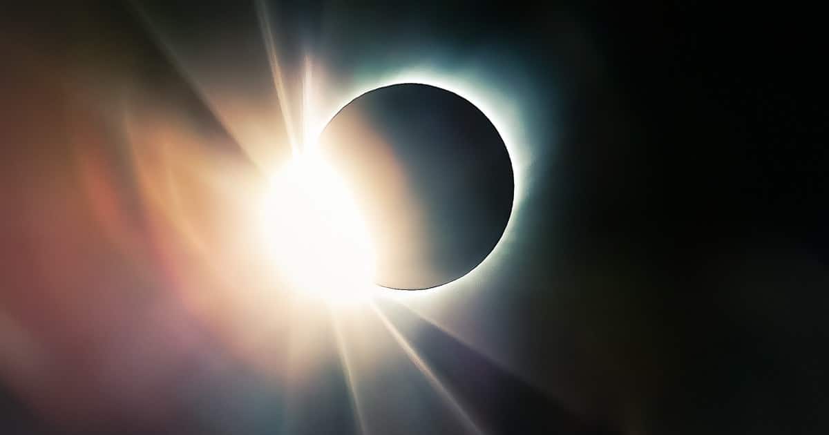 Professional Photographer Shares How to Photograph the Great North American Solar Eclipse Safely [Interview]