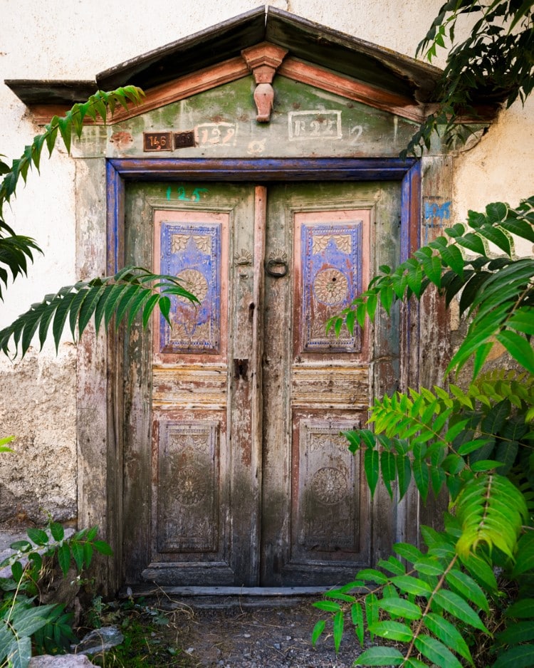 Türkiye'de terk edilmiş bir caminin kapısı