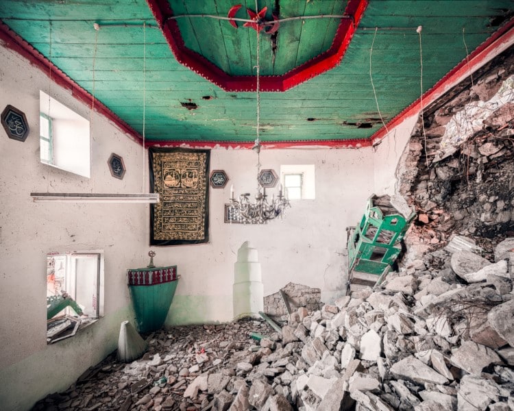 Türkiye'de terk edilmiş bir caminin içindeki kalıntılar, James Kerwin