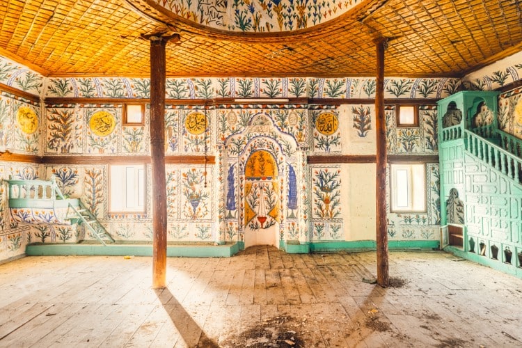 Fotoğrafçı Türkiye'nin inanılmaz terk edilmiş camilerini araştırıyor