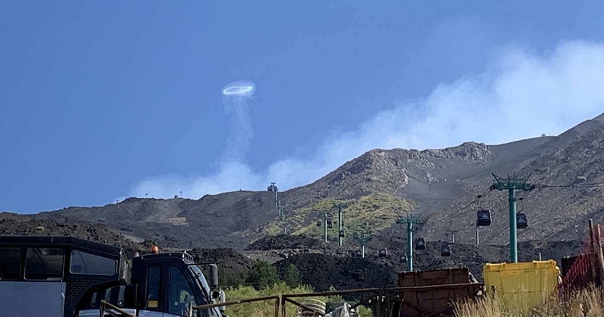 Mount Etna Blows Mesmerizing Volcanic Smoke Rings Into the Sky