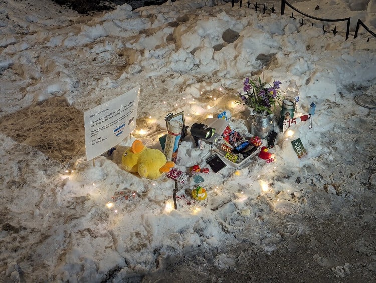 Tributes around a snowed in Chicago Rat Hole 