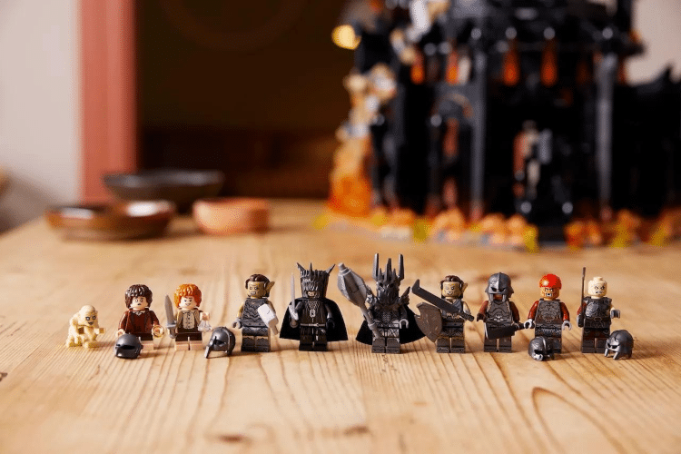 Ten LEGO Minifigures In LEGO Lord of the Rings Dark Tower Set