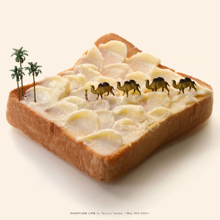 Miniature depicting a desert scene on a slice of bread
