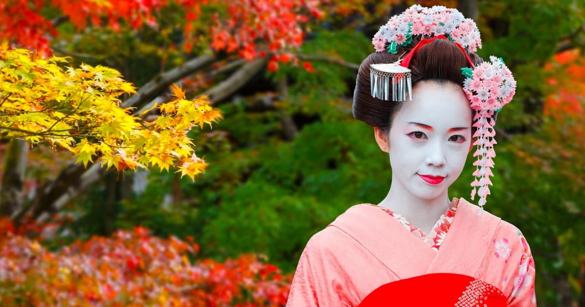 Fascinating Videos Reveal How Geishas Apply Their Makeup