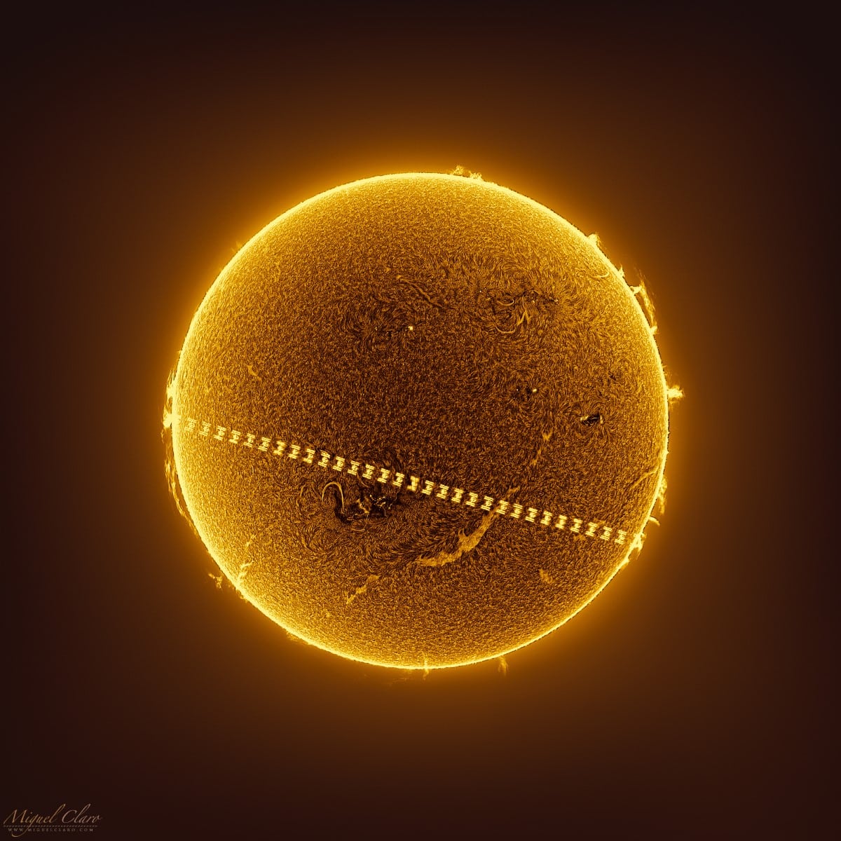 Stunning Detailed Photo of the ISS Crossing the Sun