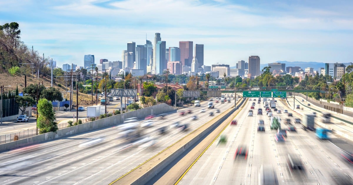 Artist Covertly ”Vandalized“ Public Sign, Actually Improved Traffic on LA Freeway