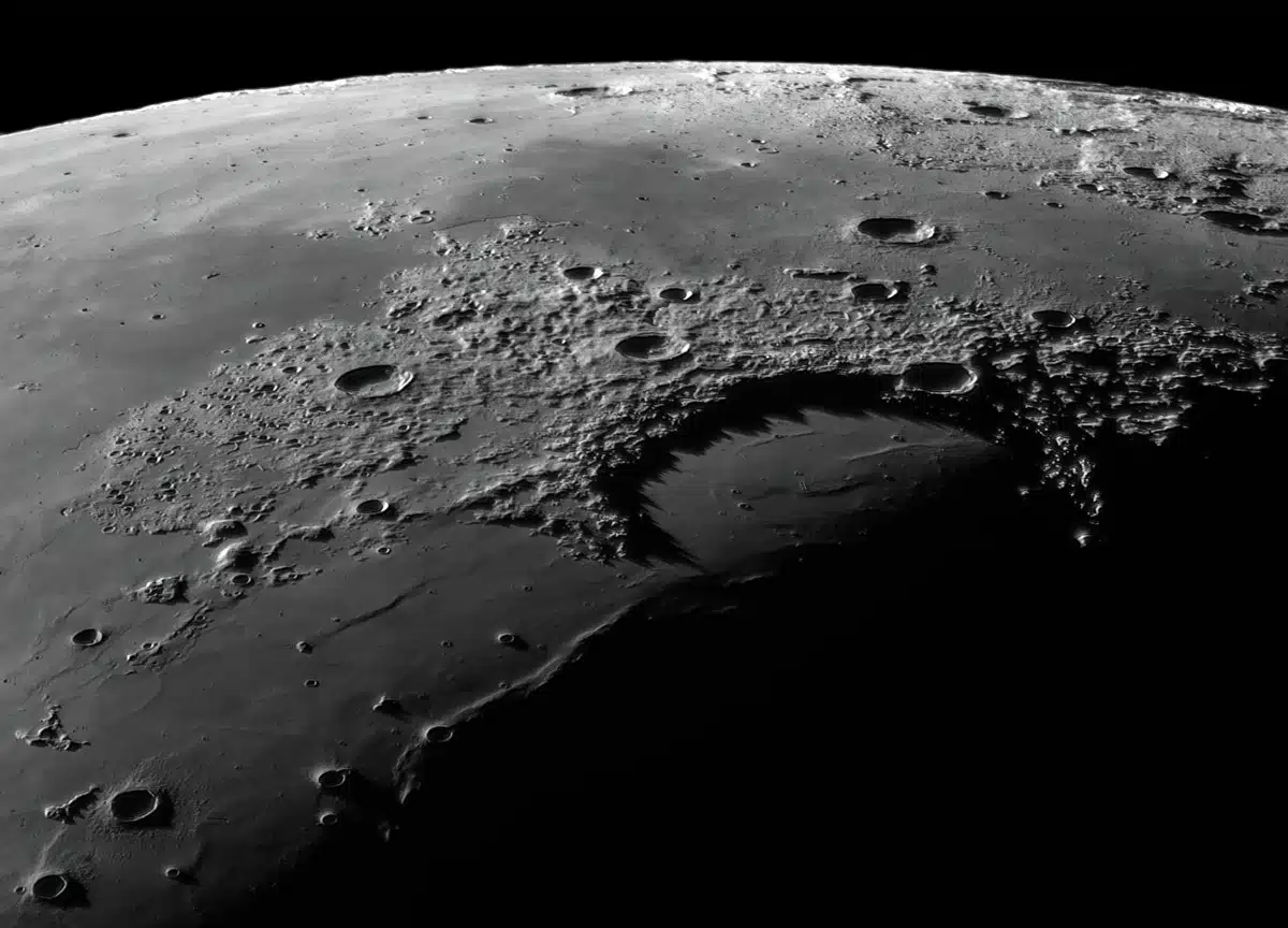 달의 Sinus Iridum은 '무지개 만'으로도 알려져 있으며, 여러 개의 작은 분화구로 둘러싸인 직경 260km의 만입니다.