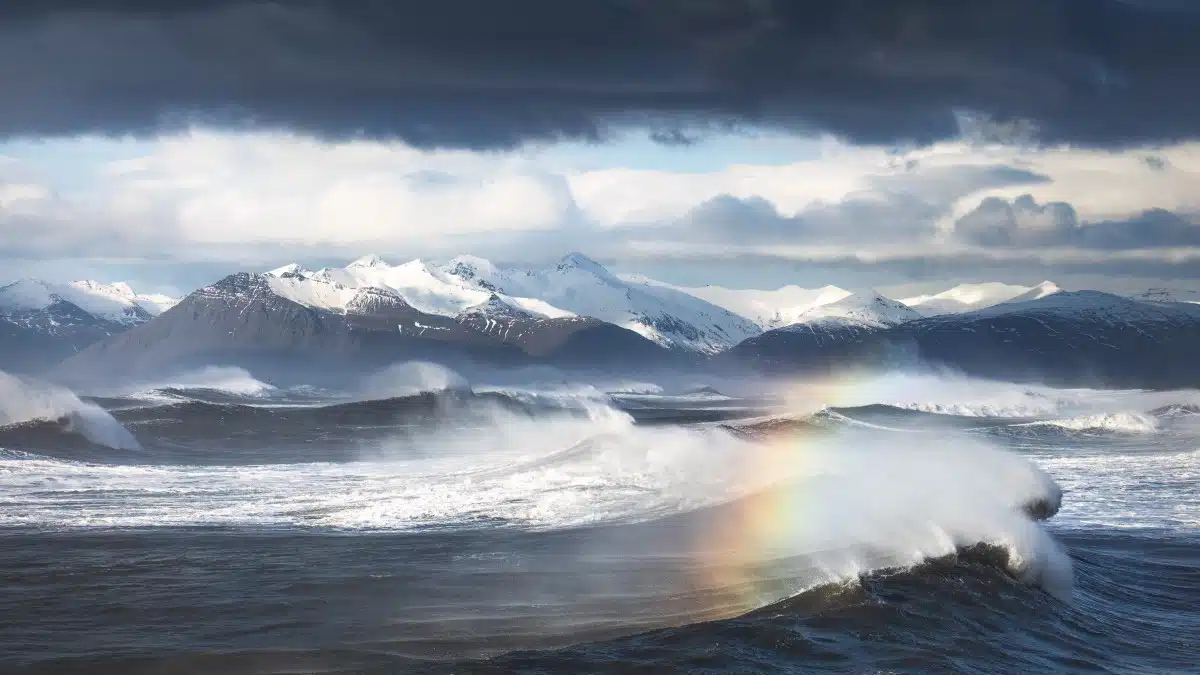 Large waves off the southeast coast of Iceland