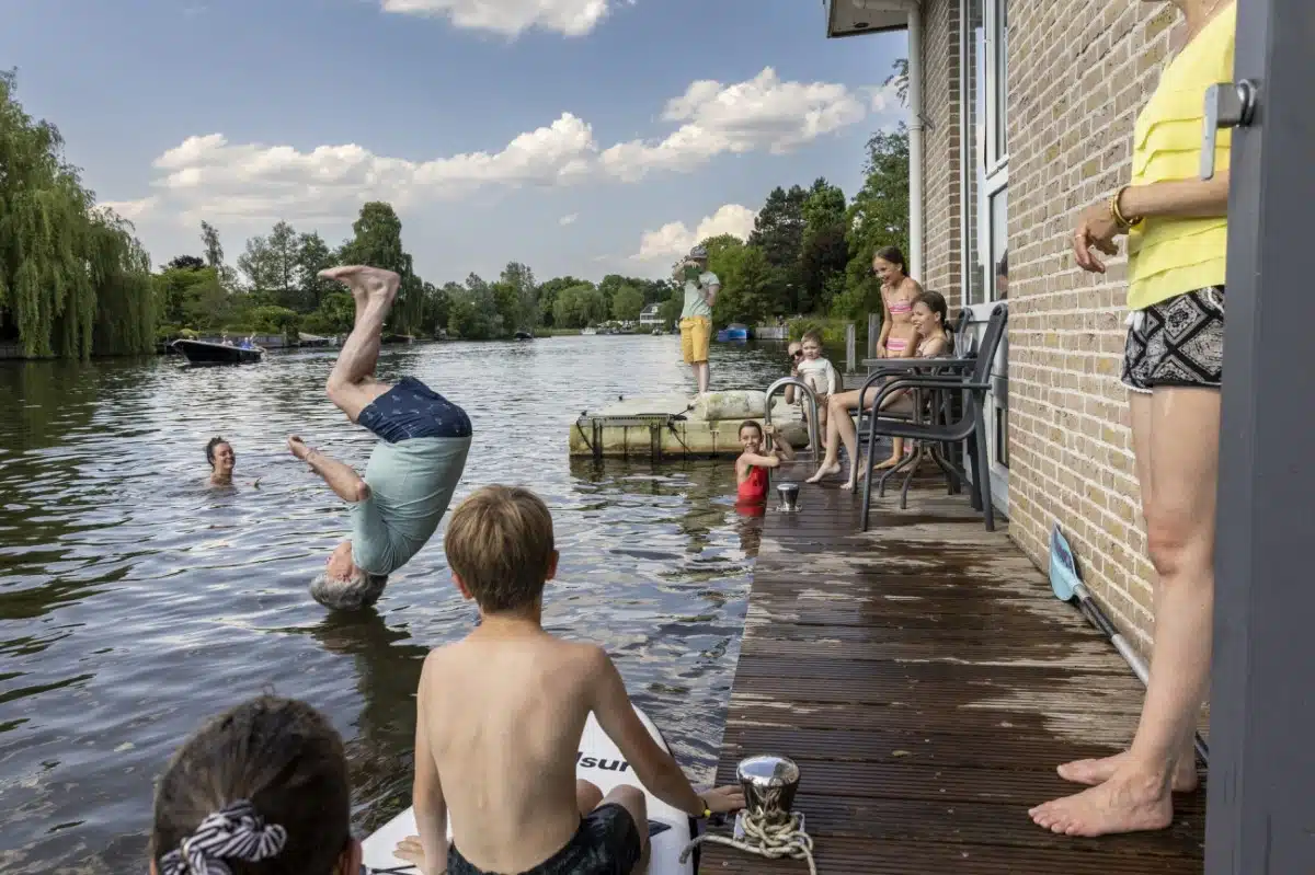 At 72 years old, Einar Njiokiktjien defies age with a backflip