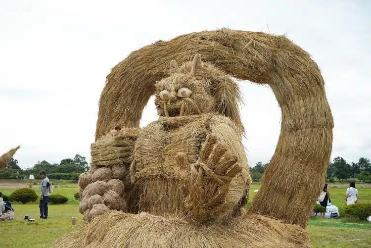 God of thunder straw sculpture in Wara art festival