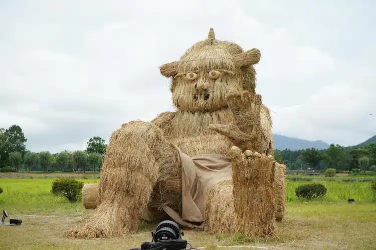 Wind God straw sculpture in Wara art festival