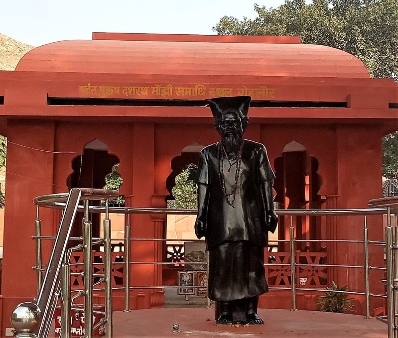 Statue of Dashrath Manjhi in front of his memorial at Gehlaur