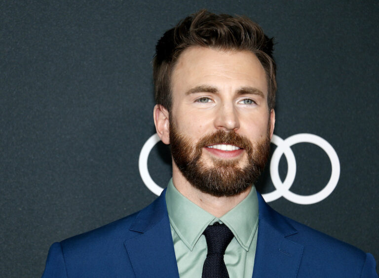 Chris Evans Skips Film Premiere to Celebrate Mom’s Birthday(01)