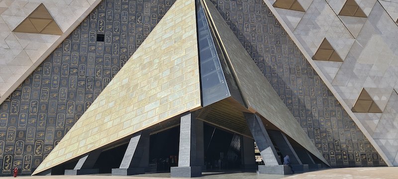 Entrada al Museo del Gran Egipto en 2024.