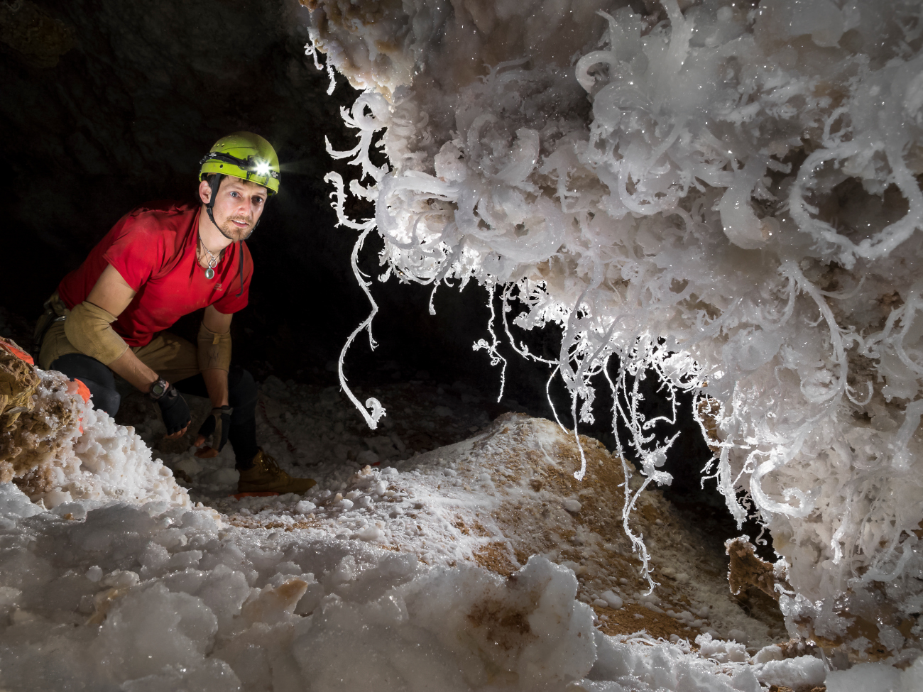 speleologist in Lechuguilla cave marvels at formation