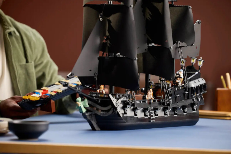 Jack Sparrow Pirate Ship LEGO Set