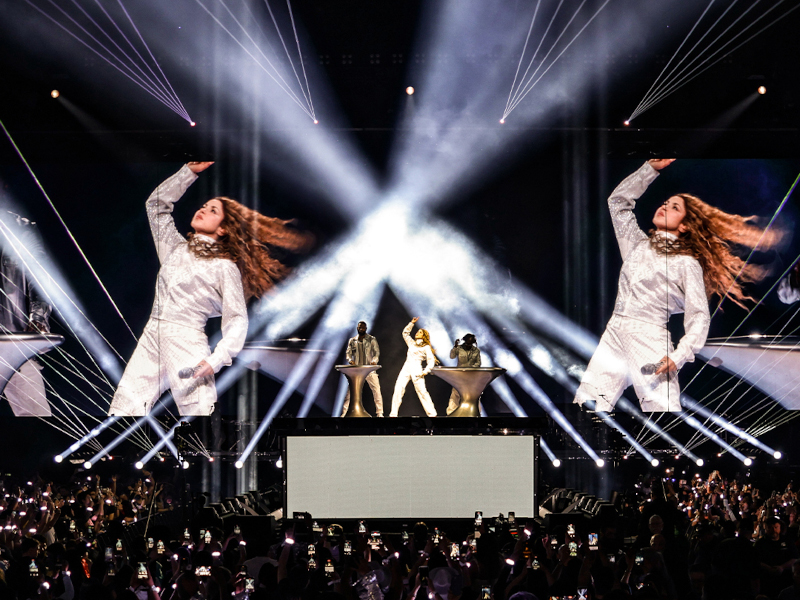 Shakira singing on stage at the "Las Mujeres Ya no Lloran" Tour