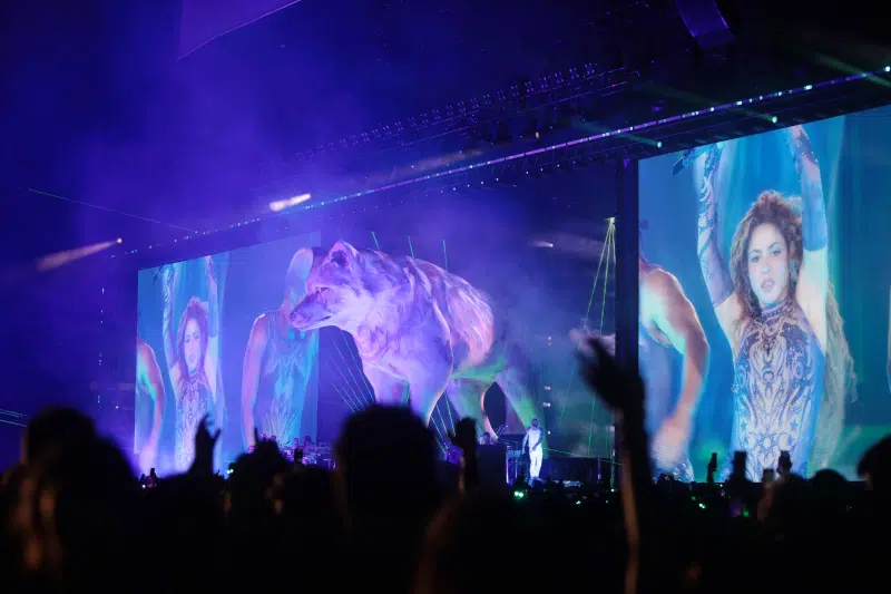 Shakira singing on stage at the "Las Mujeres Ya no Lloran" Tour