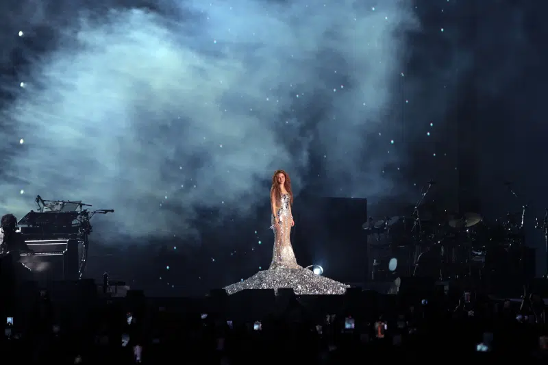 Shakira singing on stage at the "Las Mujeres Ya no Lloran" Tour