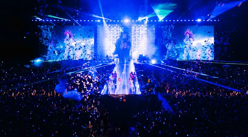 Shakira singing on stage at the "Las Mujeres Ya no Lloran" Tour