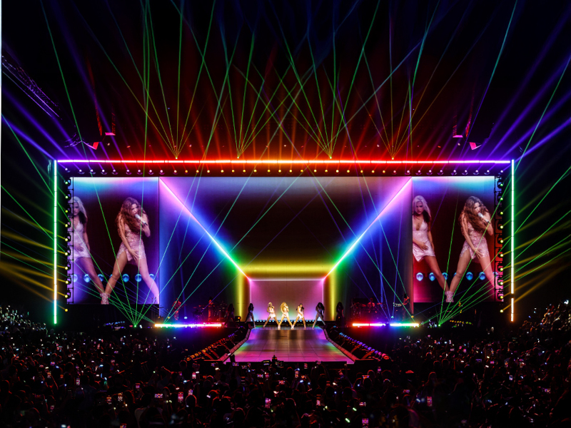 Shakira singing on stage at the "Las Mujeres Ya no Lloran" Tour