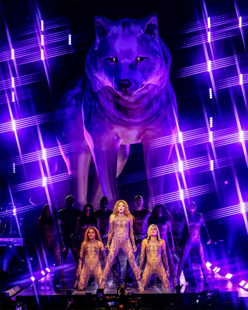 Shakira singing on stage at the "Las Mujeres Ya no Lloran" Tour