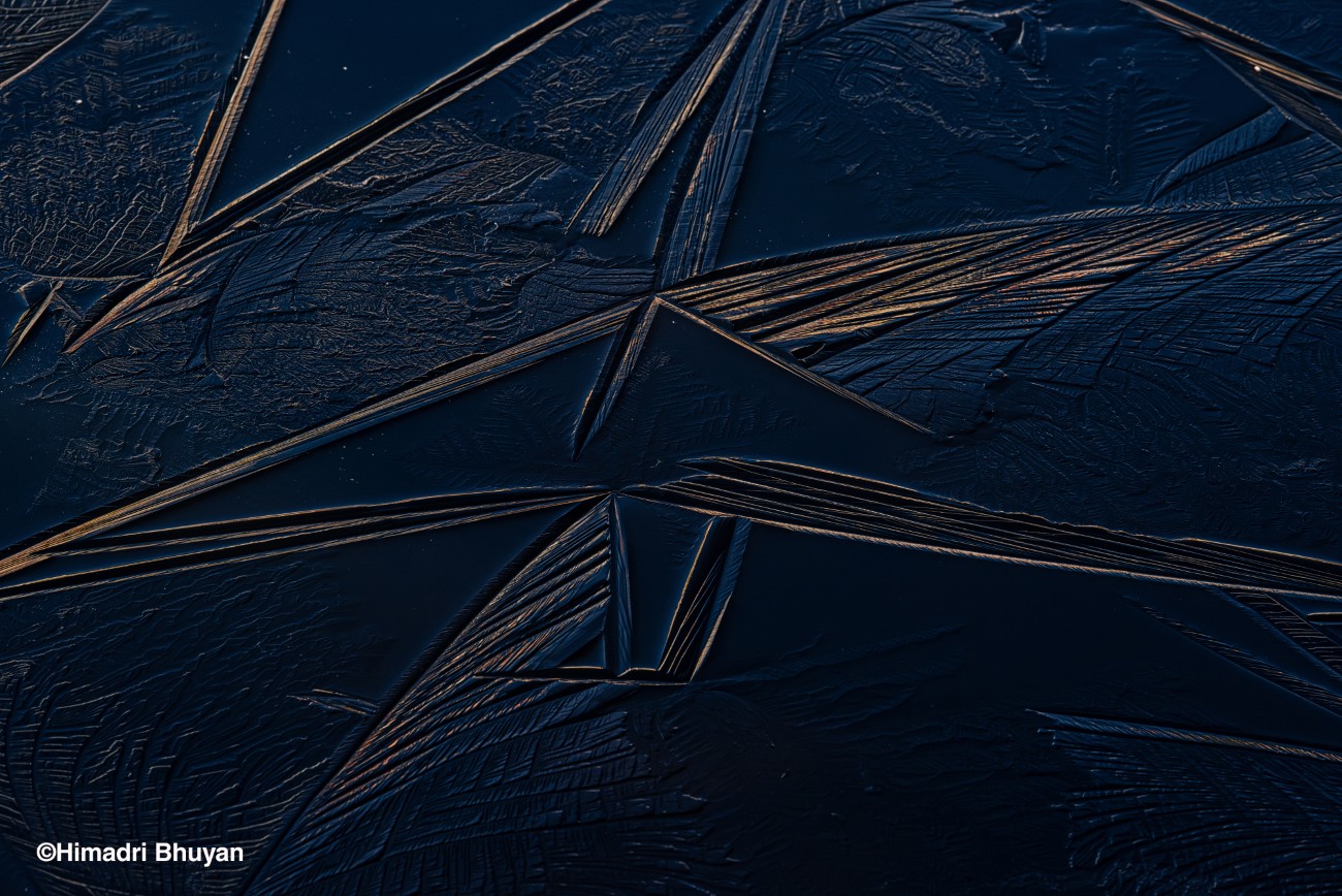 Fractal ice pattens in a lake