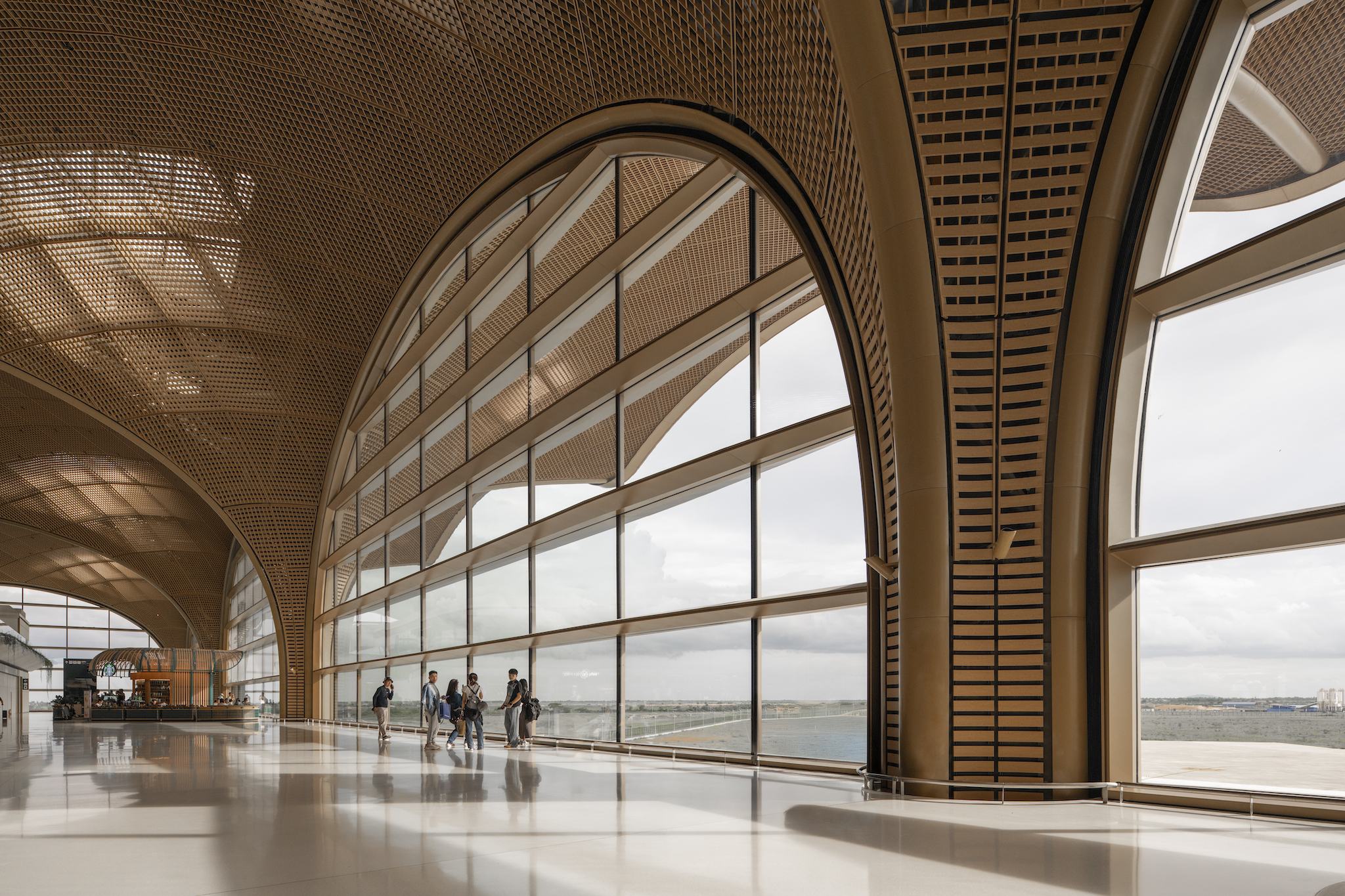Vista interior del Aeropuerto Internacional Techo en Phnom Penh, Camboya, diseñado por Foster + Partners.