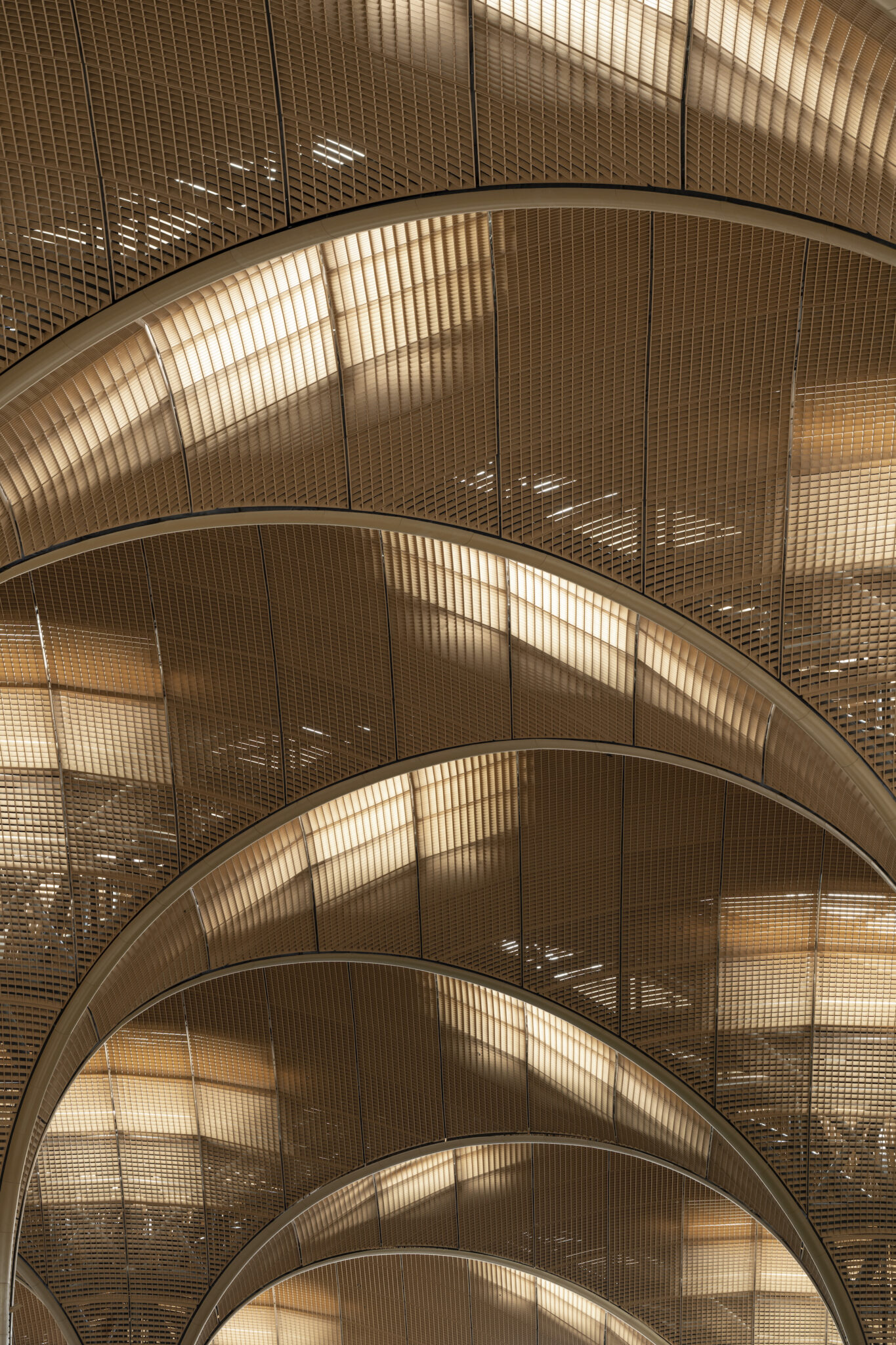 Vista interior del Aeropuerto Internacional Techo en Phnom Penh, Camboya, diseñado por Foster + Partners.