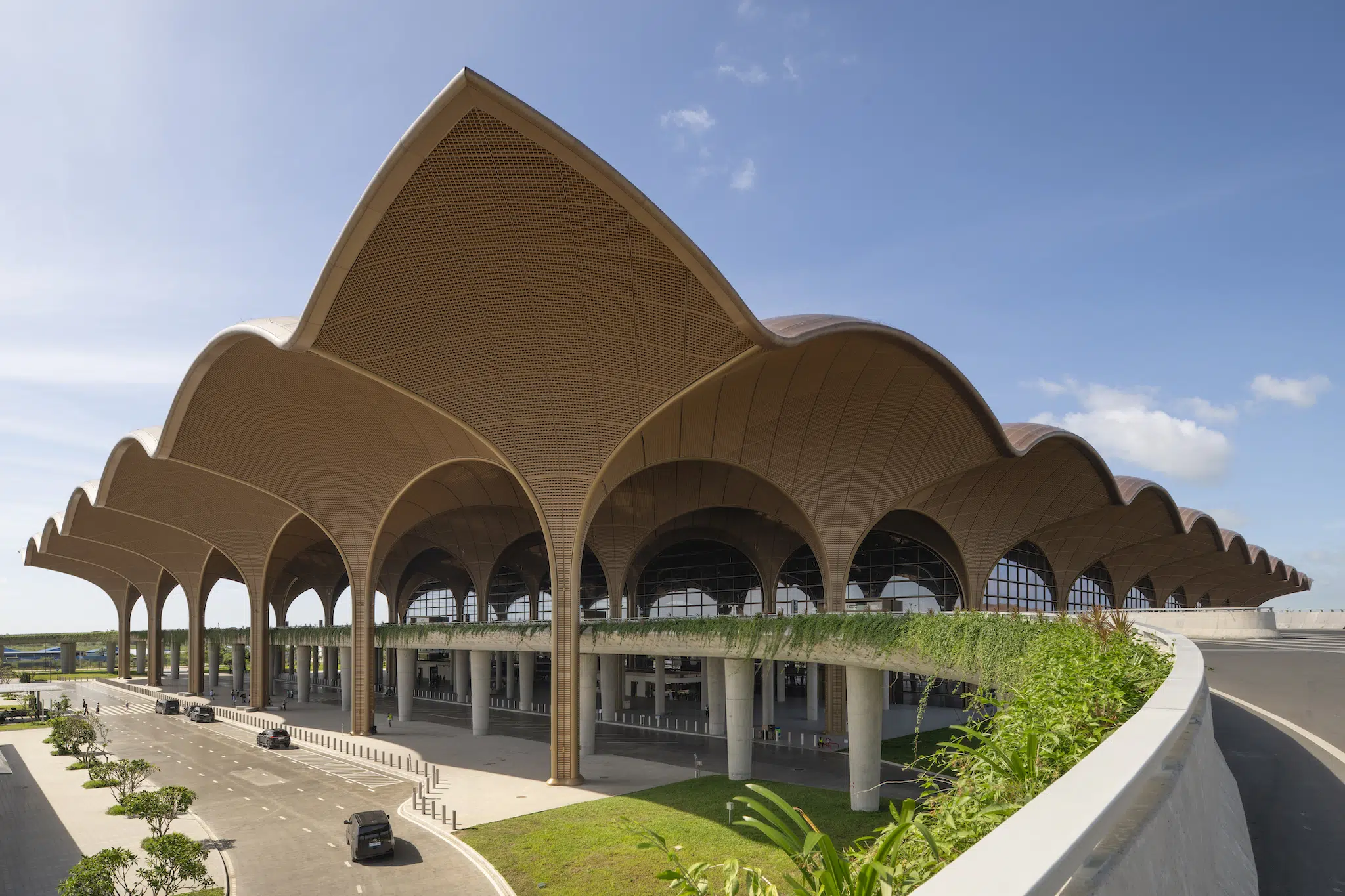Exterior del Aeropuerto Internacional Techo en Phnom Penh, Camboya, diseñado por Foster + Partners.