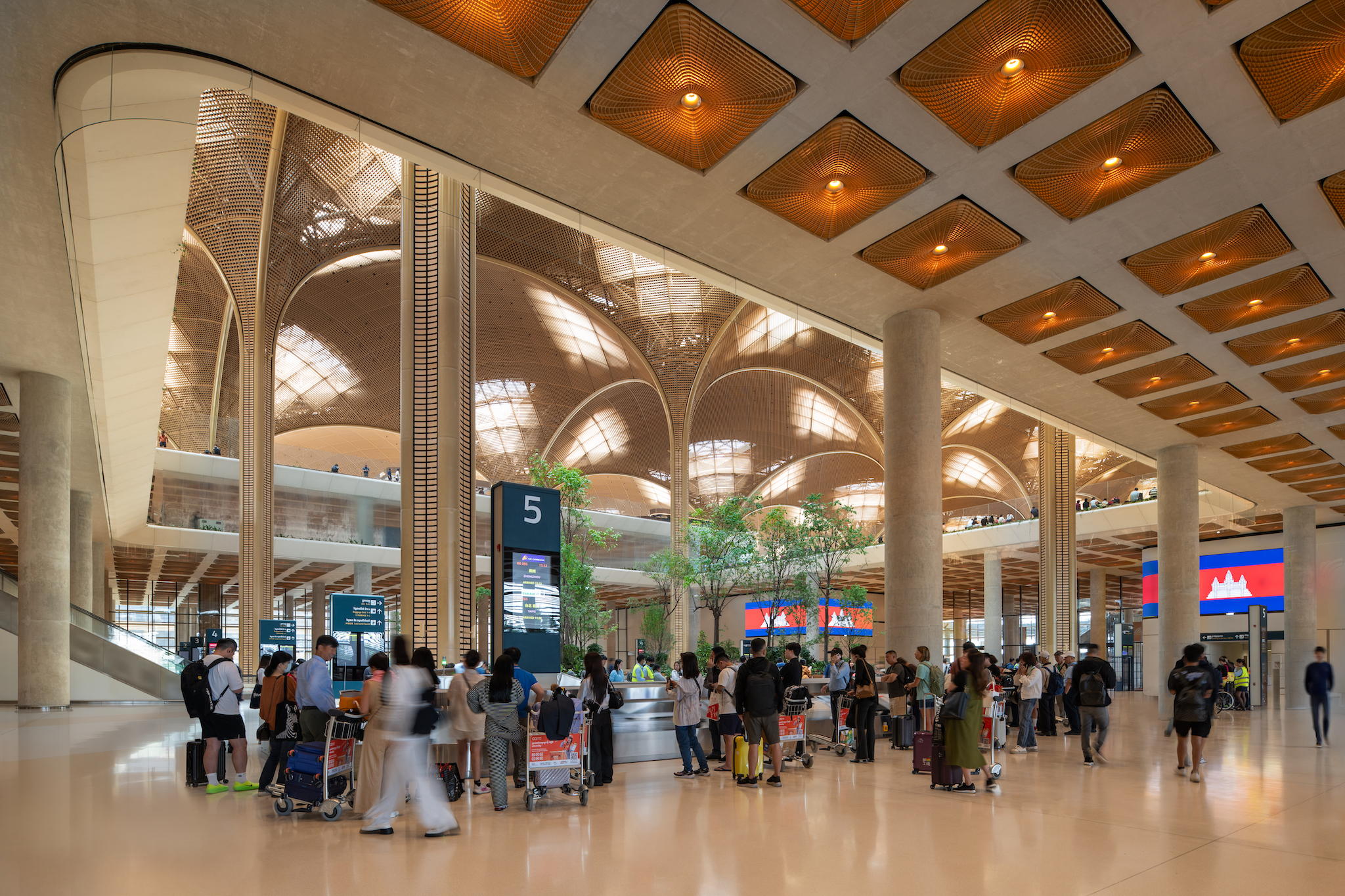 Vista interior del Aeropuerto Internacional Techo en Phnom Penh, Camboya, diseñado por Foster + Partners.