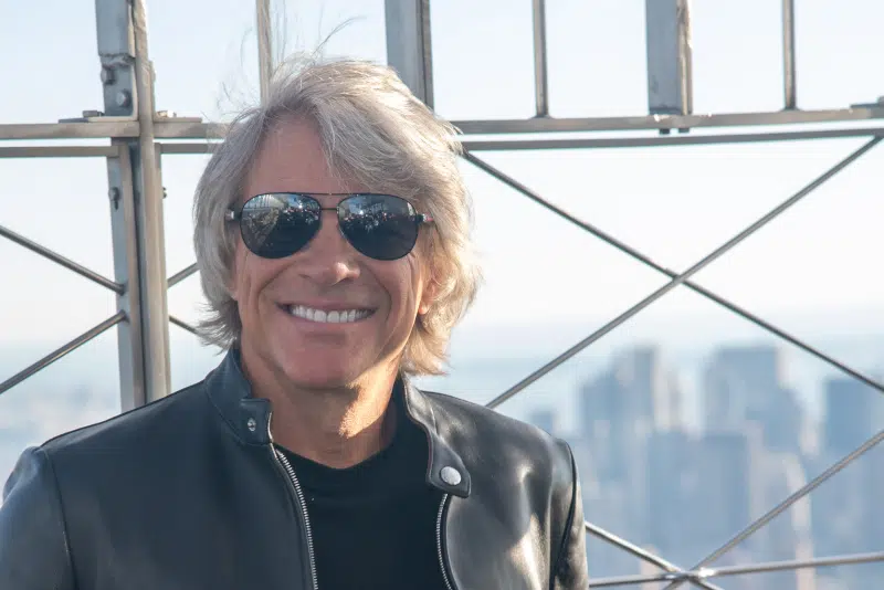 Jon Bon Jovi Lights Empire State Building. September 15, 2023, New York, New York, USA: American musician Jon Bon Jovi lights the Empire State Building to announce new vaccine in partnership with iHEARTRadio on September 15, 2023 in New York City. (Credit: M10s / TheNews2) (Foto: M10s/Thenews2/Deposit Photos)