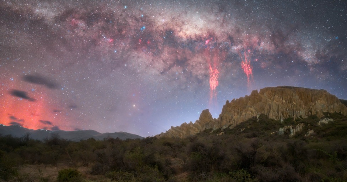 Rare Red Sprites, Milky Way, and Southern Liguts All Captured in One Spectacular Photo