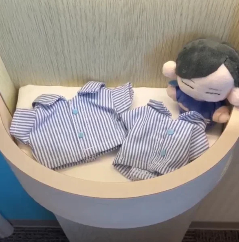 Pajamas and bed for plushies in Japanese hotels
