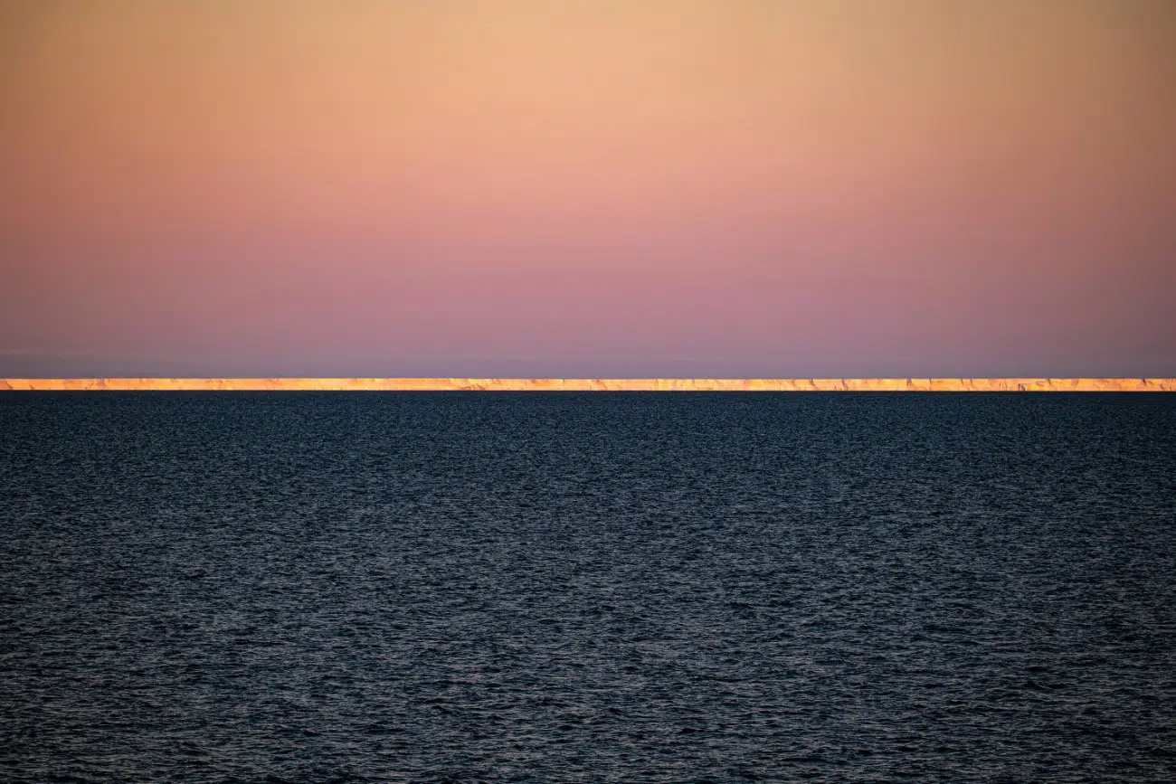 동남극 섀클턴 빙붕 가장자리에 황금빛을 비추다