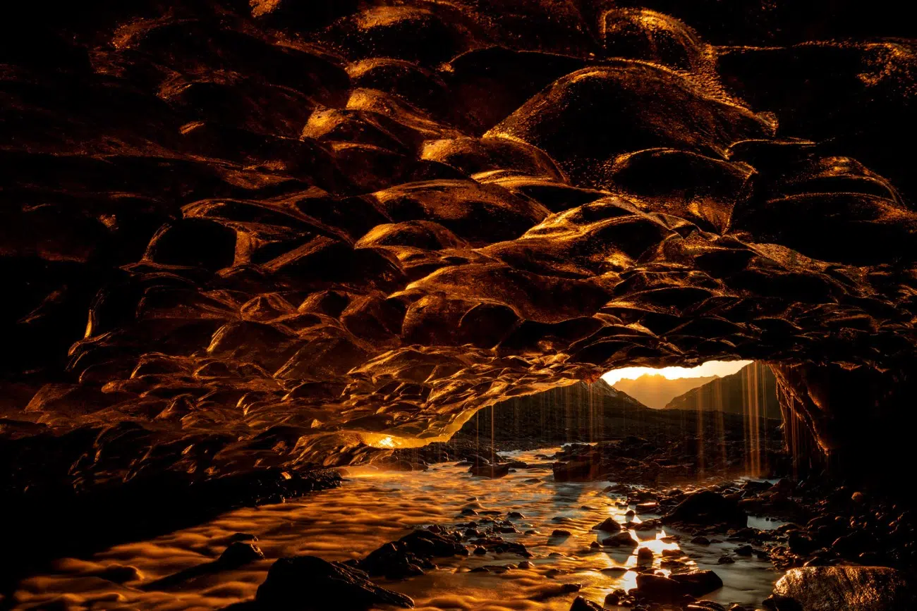 미세한 실트가 빙하 동굴의 얼음을 덮고 있습니다.<BR>