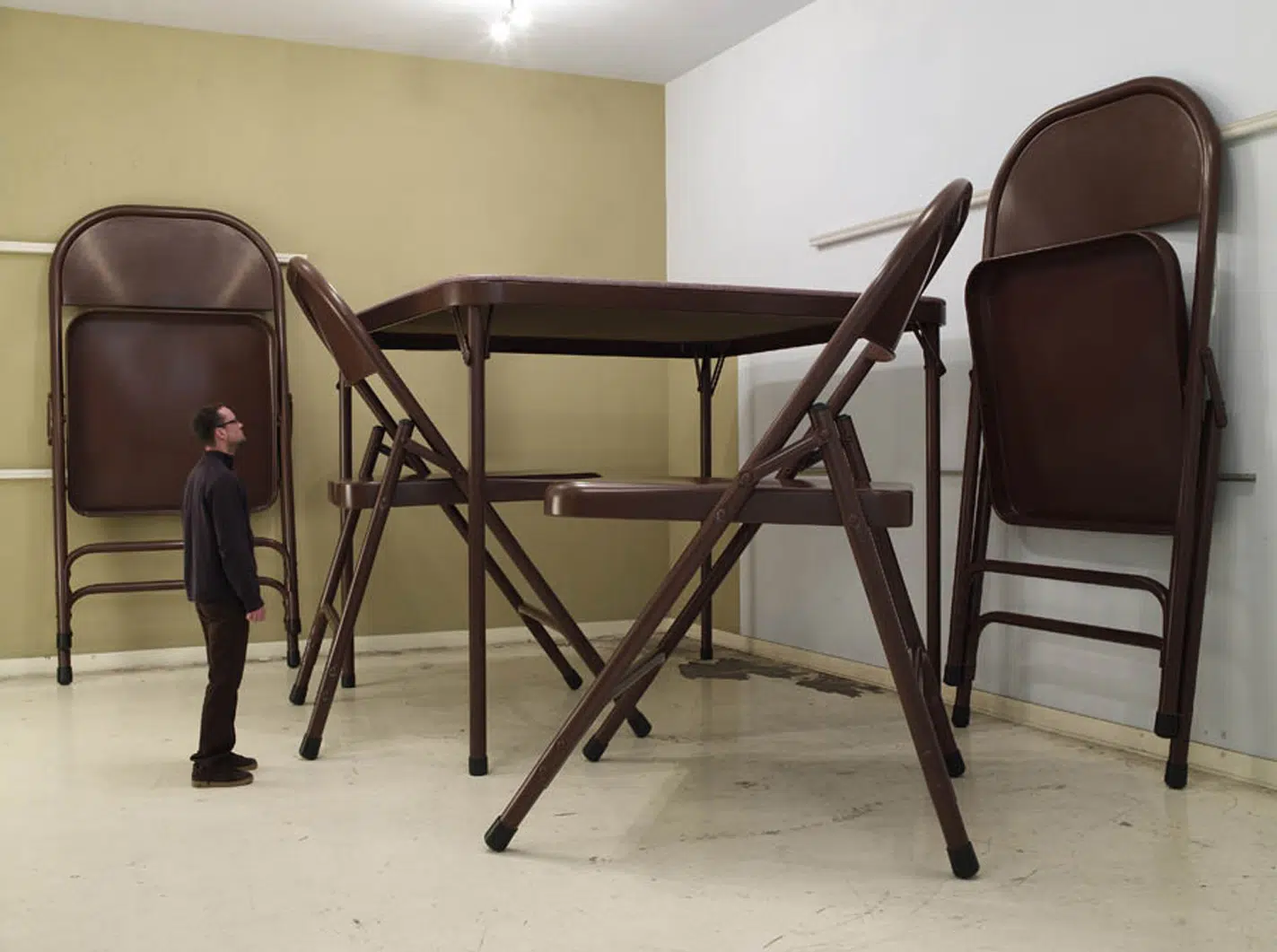 “No title (folding table and chairs, dark brown),” 2007. (Photo: Joshua White)