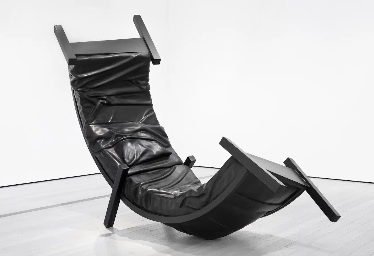 “No title (black beds),” 1998. (Photo: Museum Associates/LACMA)