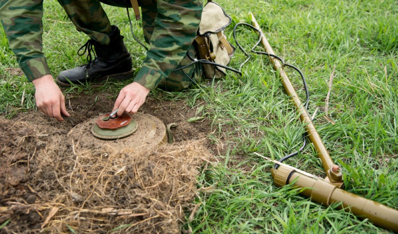 Disabling a landmine
