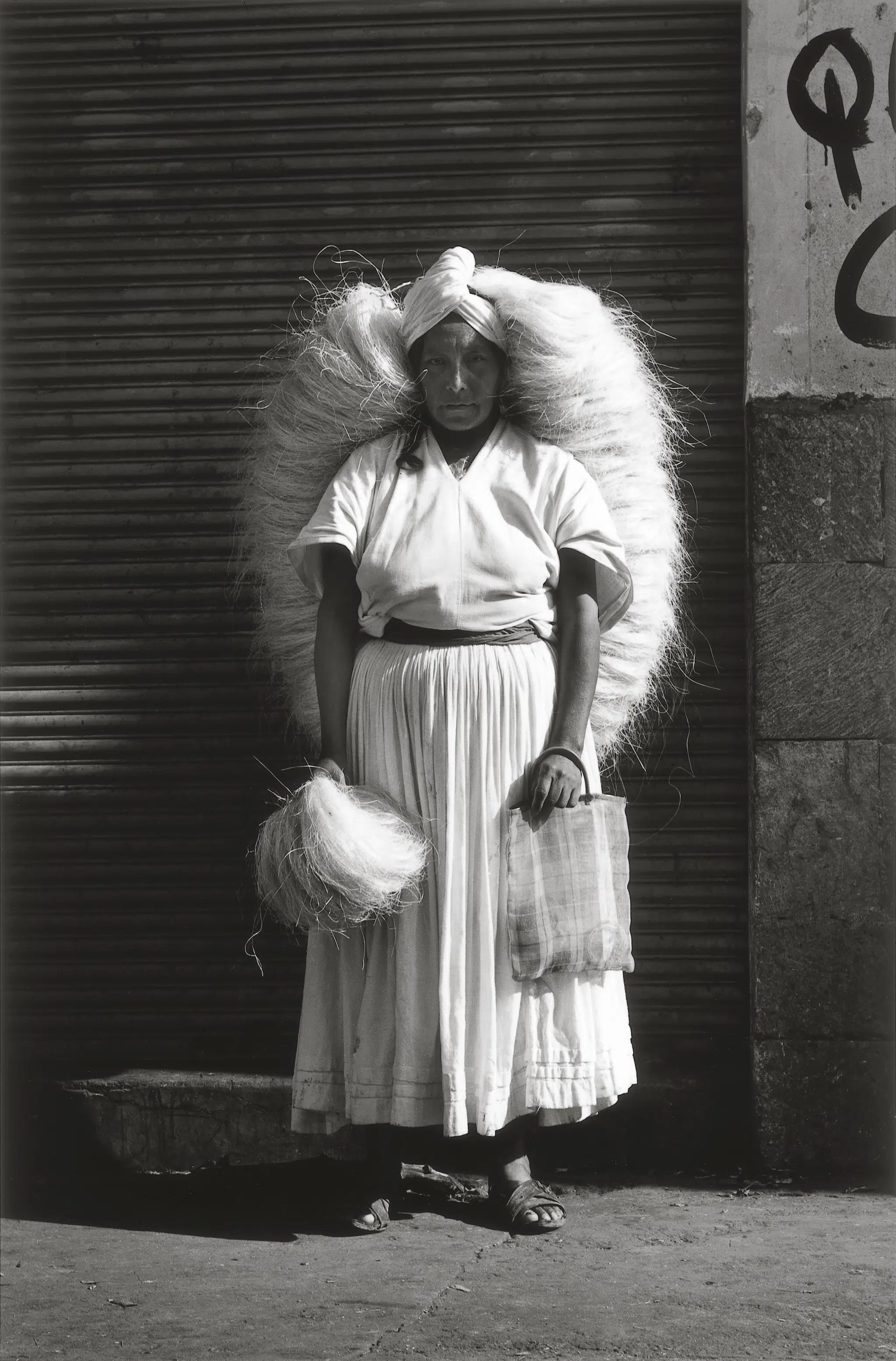 “Vendedora de zácate, Oaxaca, México,” 1974. (Collection Fundación MAPFRE)