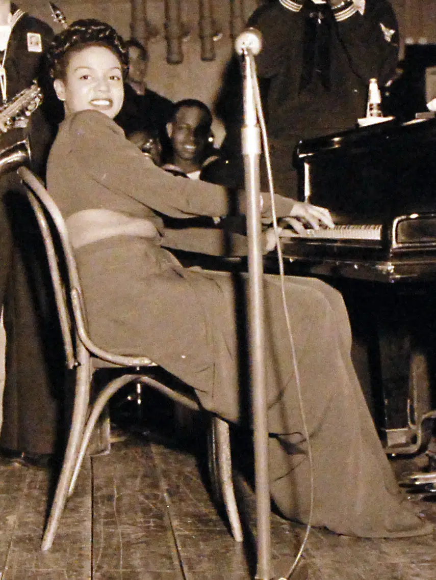 Hazel Scott making a guest appearance at the Naval Training Station in Great Lakes, Ill., in December 1943. (Photo: National Museum of the U.S. Navy, Public domain)