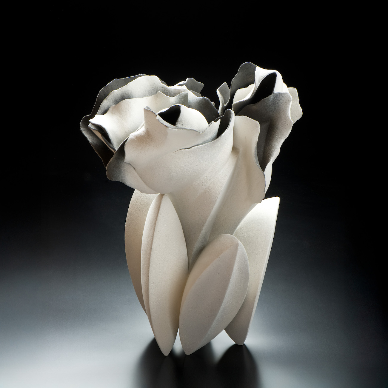 Fujino Sachiko, &lsquo;Imagery &lsquo;25-1,&rsquo; 2025. Stoneware sculpture with white matte airbrushed glaze. (Courtesy Mirviss)